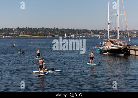 Seattle, USA. 26. Juli 2022. South Lake Union Schwimmen während der Hitzewelle. Stockfoto