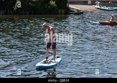 Seattle, USA. 26. Juli 2022. South Lake Union Schwimmen während der Hitzewelle. Stockfoto