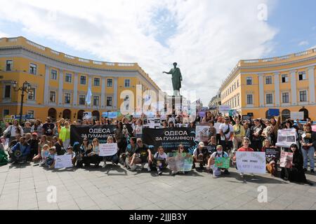 Odessa, Ukraine. 5. September 2021. Die Teilnehmer halten während der Kundgebung Plakate mit ihrer Meinung am Denkmal des Duc de Richelieu. Der allukrainische Marsch für Tierrechte fand im ganzen Land statt. Die Veranstaltung fand gleichzeitig in 30 Städten der Ukraine statt. Aktivisten gingen auf die Straße, um gegen die grausame Behandlung, Tötung und den Einsatz von Tieren in Zirkussen, kommerziellen Fotoshootings und Unterhaltung zu protestieren. Aktivisten und Tierhalter aus Charkiw, Mykolaiv, Rivne, Cherson, Tscherkasy, Kropyvnytskyi, Odessa und andere Städte nahmen an der Aktion Teil. Polarforscher von der Station ''AK Stockfoto