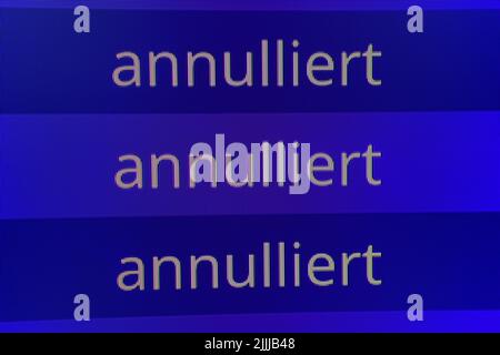 27. Juli 2022, Hessen, Frankfurt/Main: Am Frankfurter Flughafen werden am frühen Morgen zahlreiche Flüge als „storniert“ angezeigt. Aufgrund des Verdi-Warnstreiks hat Lufthansa fast ihren gesamten Flugplan für Mittwoch abgesagt. Foto: Frank Rumpenhorst/dpa Stockfoto