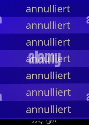 27. Juli 2022, Hessen, Frankfurt/Main: Am Frankfurter Flughafen werden am frühen Morgen zahlreiche Flüge als „storniert“ angezeigt. Aufgrund des Verdi-Warnstreiks hat Lufthansa fast ihren gesamten Flugplan für Mittwoch abgesagt. Foto: Frank Rumpenhorst/dpa Stockfoto