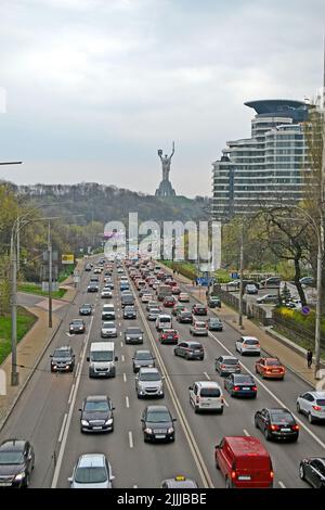 KIEW, UKRAINE - APR 11, 2019: Verkehrsstau im Auto in der Nähe des Mutterland-Denkmals am 11. April 2019 in Kiew, Ukraine. Stockfoto