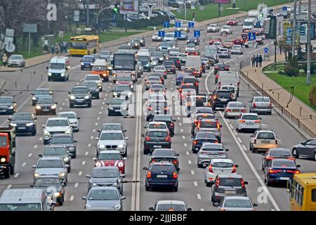 Transport Auto Stau in der Nähe Motherland Denkmal in Kiew, Ukraine. Stockfoto