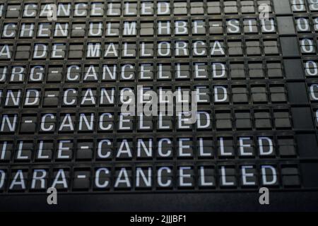 27. Juli 2022, Hessen, Frankfurt/Main: Am Frankfurter Flughafen werden am frühen Morgen zahlreiche Flüge als „storniert“ angezeigt. Aufgrund des Verdi-Warnstreiks hat Lufthansa fast ihren gesamten Flugplan für Mittwoch abgesagt. Foto: Frank Rumpenhorst/dpa Stockfoto