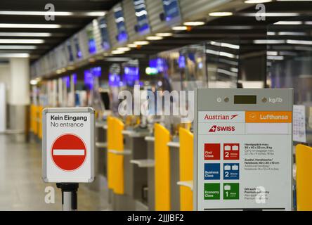 27. Juli 2022, Hessen, Frankfurt/Main: Die Check-in-Schalter der Lufthansa sind heute früh am Morgen am Flughafen Frankfurt leer. Aufgrund des Verdi-Warnstreiks hat Lufthansa fast ihren gesamten Flugplan für Mittwoch abgesagt. Foto: Frank Rumpenhorst/dpa Stockfoto