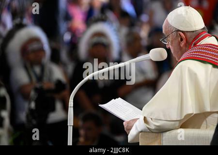 Vatikan, Vatikan. 27.. Juli 2022. Kanada, Alberta, 2022/07/27 Papst Franziskus hält die Wortliturgie im Heiligtum, während er am Lac Ste teilnimmt. Anne Pilgrimage am Lac Ste. Anne, nordwestlich von Edmonton, Alberta, Kanada Foto von Vatican Mediia/Catholic Press Photo . BESCHRÄNKT AUF REDAKTIONELLE VERWENDUNG - KEIN MARKETING - KEINE WERBEKAMPAGNEN. Kredit: Unabhängige Fotoagentur/Alamy Live Nachrichten Stockfoto