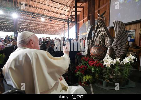 Vatikan, Vatikan. 27.. Juli 2022. Kanada, Alberta, 2022/07/27 Papst Franziskus hält die Wortliturgie im Heiligtum, während er am Lac Ste teilnimmt. Anne Pilgrimage am Lac Ste. Anne, nordwestlich von Edmonton, Alberta, Kanada Foto von Vatican Mediia/Catholic Press Photo . BESCHRÄNKT AUF REDAKTIONELLE VERWENDUNG - KEIN MARKETING - KEINE WERBEKAMPAGNEN. Kredit: Unabhängige Fotoagentur/Alamy Live Nachrichten Stockfoto