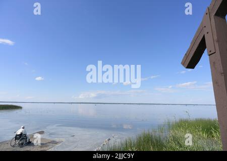 Vatikan, Vatikan. 27.. Juli 2022. Canada, Alberta, 2022/07/27 Papst Franziskus segnet den See während des Lac Ste. Anne Wallfahrt und Wortgottesdienst am Lac Ste. Anne, nordwestlich von Edmonton, Alberta, Kanada Foto von Vatican Mediia/Catholic Press Photo . BESCHRÄNKT AUF REDAKTIONELLE VERWENDUNG - KEIN MARKETING - KEINE WERBEKAMPAGNEN. Kredit: Unabhängige Fotoagentur/Alamy Live Nachrichten Stockfoto