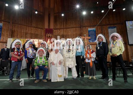 Vatikan, Vatikan. 27.. Juli 2022. Kanada, Alberta, 2022/07/27 Papst Franziskus hält die Wortliturgie im Heiligtum, während er am Lac Ste teilnimmt. Anne Pilgrimage am Lac Ste. Anne, nordwestlich von Edmonton, Alberta, Kanada Foto von Vatican Mediia/Catholic Press Photo . BESCHRÄNKT AUF REDAKTIONELLE VERWENDUNG - KEIN MARKETING - KEINE WERBEKAMPAGNEN. Kredit: Unabhängige Fotoagentur/Alamy Live Nachrichten Stockfoto