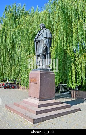 Nikolai Gogol (1809-1852), berühmter russischer Prosaautor, Dichter, Dramatiker, Kritiker, Essayist; Bronzestatue in Myrgorod, Ukraine. Stockfoto