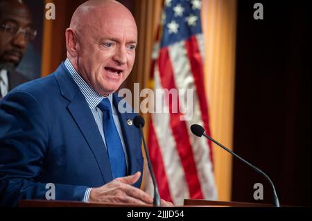 Der US-Senator Mark Kelly (Demokrat von Arizona) hält während der Pressekonferenz des Senats des Demokraten zur politischen Sitzung im US-Kapitol in Washington, DC, USA, am Dienstag, den 26. Juli, 2022. Foto von Rod Lampey/CNP/ABACAPRESS.COM Stockfoto