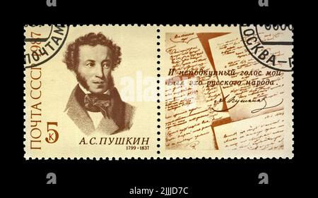 Alexander Pushkin (1799-1837), um 1987. Berühmter russischer Dichter, Verse-Schriftsteller, Vintage-Poststempel isoliert auf schwarzem Hintergrund. Stockfoto