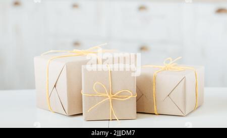 Paket Handwerk Papier Shop Lieferbox gelb Garn Stockfoto