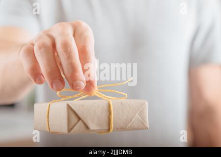 Shop Bestellung Lieferung Mann Box verpackt Handwerk Papier Stockfoto