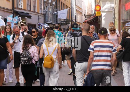 Stockholm, Schweden - 12. Juli 2022: Besucher drängen die Vasterlanggatan Straße in der Altstadt. Stockfoto