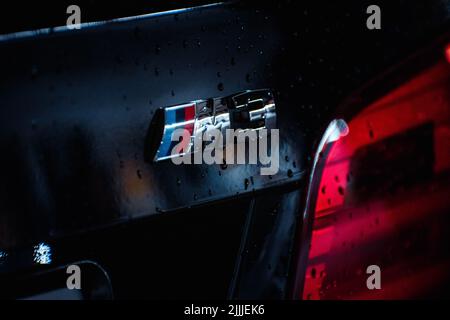 Nahaufnahme des nassen M3 Emblem Logos in einer Autowäsche mit Wasser Stockfoto