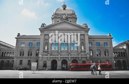 Das Äußere des Bundespalastgebäudes der Schweiz unter blauem Himmel Stockfoto