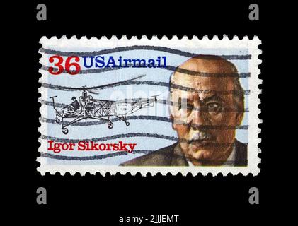In den USA gedruckte Briefmarke zeigt Flieger, Hubschrauber-Schöpfer Igor Sikorsky, um 1988. Vintage-Briefmarke isoliert auf schwarzem Hintergrund Stockfoto