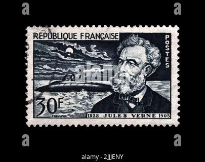 Abgesagte Briefmarke, die in Frankreich gedruckt wurde, zeigt Jules Verne (1828-1905), einen berühmten Wissenschaftsschriftsteller und Nautilus-U-Boot, um 1955. Stockfoto