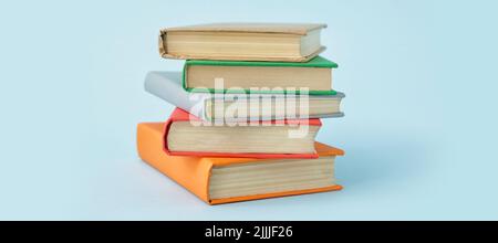 Stapel Bücher auf hellblauem Hintergrund Stockfoto