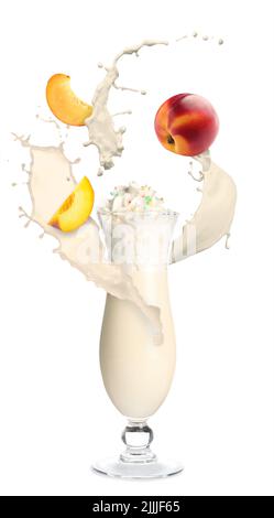Ein Glas leckerer Pfirsich-Milchshake mit Spritzern auf weißem Hintergrund Stockfoto