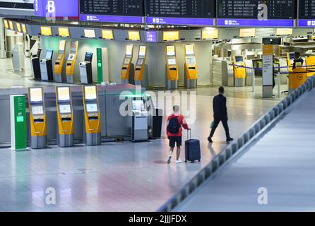 27. Juli 2022, Hessen, Frankfurt/Main: An den Lufthansa-Schaltern und Ticketautomaten im Terminal 1 am Frankfurter Flughafen herrscht heute Morgen Leere. Aufgrund des Verdi-Warnstreiks hat Lufthansa fast ihren gesamten Flugplan für Mittwoch (27.07.2022) abgesagt. Foto: Frank Rumpenhorst/dpa Stockfoto