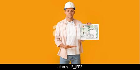 Junger männlicher Landschaftsdesigner mit neuem Projekt auf gelbem Hintergrund Stockfoto