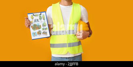 Junger männlicher Landschaftsdesigner mit neuem Projekt auf gelbem Hintergrund Stockfoto