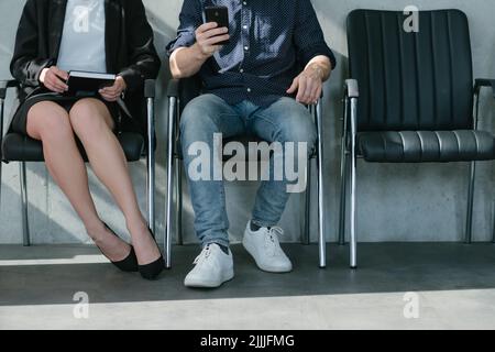 Offene Stelle stellt jetzt wartende Bewerber Legs ein Stockfoto