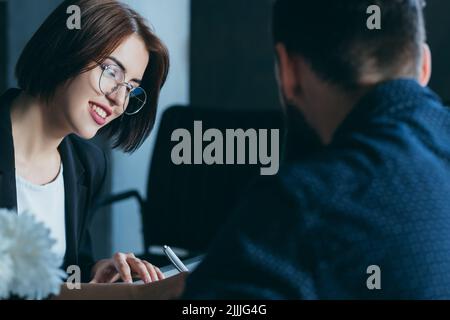 Diskussion über Geschäftsabläufe von Coworking-Kollegen Stockfoto