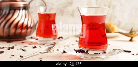 Glas Tasse leckeren türkischen Tee auf hellem Hintergrund Stockfoto