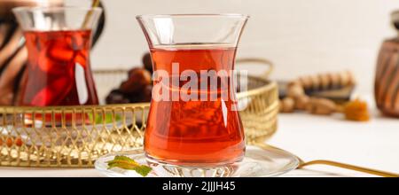 Glas Tasse leckeren türkischen Tee auf hellem Hintergrund, Nahaufnahme Stockfoto