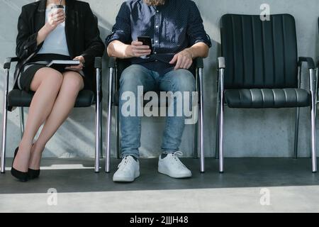 Bewerbungsgespräch wartet Bewerber Kaffee Smartphone Stockfoto