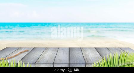 Sommerurlaub Hintergrund mit Holzterrasse oder Boden, Meer, blauen Himmel und weißen Sand Stockfoto