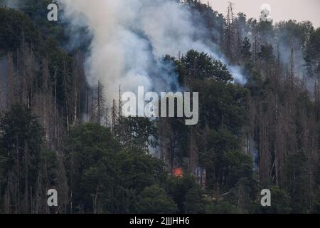 Hrensko, Tschechische Republik. 27.. Juli 2022. Der Wald brennt im tschechischen Nationalpark Böhmische Schweiz in Hrensko nahe der Grenze zu Sachsen. Kredit: Robert Michael/dpa/Alamy Live Nachrichten Stockfoto