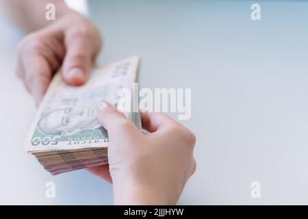 Hände bündeln Geld Barzahlung Bestechung Griwna Stockfoto