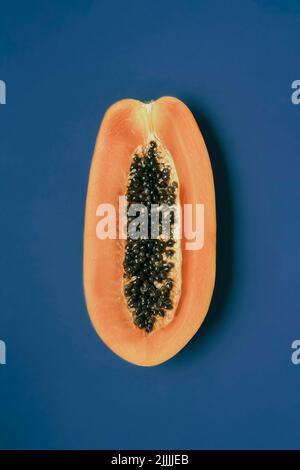 Papaya auf blauem Hintergrund. Tropische Früchte. Flach liegend. Stockfoto
