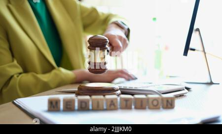 Weibliche Hand schlagen gavel im Gerichtssaal Stockfoto
