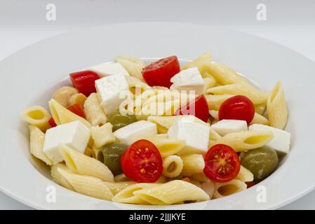 Italienischer Sommersalat, Pasta Fredda. Frischer und gesunder Sommersalat. Nahaufnahme Stockfoto