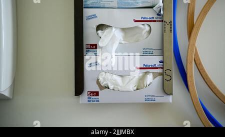 Potsdam, Deutschland. 26.. Juli 2022. In einem Krankenhaus werden Schutzhandschuhe in verschiedenen Größen an der Wand angebracht. Quelle: Jens Kalaene/dpa/Alamy Live News Stockfoto