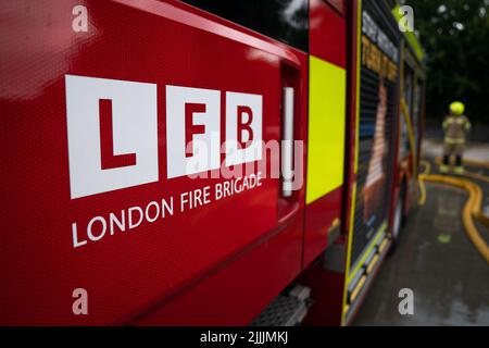 Aktenfoto vom 21/07/22 mit einem Logo der Londoner Feuerwehr von der Seite eines Feuerwehrmotors in einer Feuerwache in East London, da dringende Änderungen erforderlich sind, um die Leistung der Feuerwehr in Teilen Englands zu verbessern, warnte ein Wachhund. Stockfoto