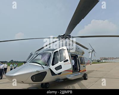 (220727) -- HARBIN, 27. Juli 2022 (Xinhua) -- Handy-Foto vom 26. Juli 2022 zeigt einen Z15 (AC352) Hubschrauber in Harbin, nordöstlich der Provinz Heilongjiang in China. Die chinesische Zivilluftfahrtbehörde CAAC (Civil Aviation Administration of China) hat am Dienstag die Zertifizierung für den Hubschrauber Z15, das erste einheimische, mittelgroße Hubschraubermodell des Landes, für den zivilen Einsatz erteilt. Z15, auch bekannt als AC352, wurde von AVIC Harbin Aircraft Industry Group Co., Ltd. Im Rahmen eines Kooperationsprogramms zwischen AVIC und Airbus Helicopters entwickelt. Es kann bis zu 16 Passagiere mit einem maximalen Abfahrgewicht von 7,5 Tonnen und einem maximalen Abfahrgewicht befördern Stockfoto