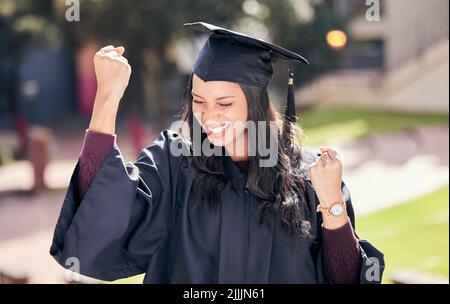 Alles, was man braucht, ist Ausdauer. Eine attraktive junge Studentin feiert am Abschlusstag. Stockfoto
