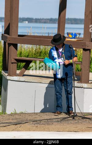 Alexis Cree Nation, Kanada. 26.. Juli 2022. Ein Mann sah Trommeln bei der Ankunft von Papst Franziskus am Lac St. Anne, auf der Alexis Cree Nation. Der Weg von Papst Franziskus der Heilung, der Versöhnung und der Hoffnung. Sein erster Akt bestand nicht darin, sich mit den Gläubigen zur Messe zu versammeln, sondern vielmehr darin, seine Kräfte zu sammeln, um diesen ersten Stopp zu machen, der die Bedeutung seiner Begegnung mit den First Nations, Métis und Inuit auf ihren traditionellen Territorien signalisiert, warum er nach Kanada gekommen ist. Kredit: SOPA Images Limited/Alamy Live Nachrichten Stockfoto