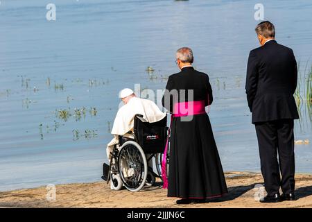 Alexis Cree Nation, Kanada. 26.. Juli 2022. Papst Franziskus betet am Ufer des Lac St. Anne, auf der Alexis Cree Nation. Der Weg von Papst Franziskus der Heilung, der Versöhnung und der Hoffnung. Sein erster Akt bestand nicht darin, sich mit den Gläubigen zur Messe zu versammeln, sondern vielmehr darin, seine Kräfte zu sammeln, um diesen ersten Stopp zu machen, der die Bedeutung seiner Begegnung mit den First Nations, Métis und Inuit auf ihren traditionellen Territorien signalisiert, warum er nach Kanada gekommen ist. Kredit: SOPA Images Limited/Alamy Live Nachrichten Stockfoto