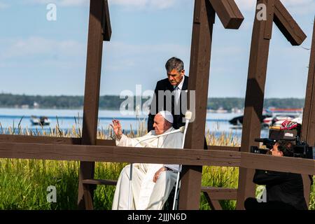 Alexis Cree Nation, Kanada. 26.. Juli 2022. Papst Franziskus segnet das Wasser des Lac St. Anne und der Alexis Cree Nation. Der Weg von Papst Franziskus der Heilung, der Versöhnung und der Hoffnung. Sein erster Akt bestand nicht darin, sich mit den Gläubigen zur Messe zu versammeln, sondern vielmehr darin, seine Kräfte zu sammeln, um diesen ersten Stopp zu machen, der die Bedeutung seiner Begegnung mit den First Nations, Métis und Inuit auf ihren traditionellen Territorien signalisiert, warum er nach Kanada gekommen ist. Kredit: SOPA Images Limited/Alamy Live Nachrichten Stockfoto