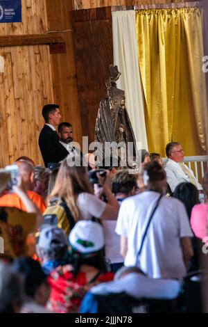 Alexis Cree Nation, Kanada. 26.. Juli 2022. Eine Büste der heiligen Anna, erscheint am Eingang des Heiligtums in ihrem Namen. Der Weg von Papst Franziskus der Heilung, der Versöhnung und der Hoffnung. Sein erster Akt bestand nicht darin, sich mit den Gläubigen zur Messe zu versammeln, sondern vielmehr darin, seine Kräfte zu sammeln, um diesen ersten Stopp zu machen, der die Bedeutung seiner Begegnung mit den First Nations, Métis und Inuit auf ihren traditionellen Territorien signalisiert, warum er nach Kanada gekommen ist. Kredit: SOPA Images Limited/Alamy Live Nachrichten Stockfoto