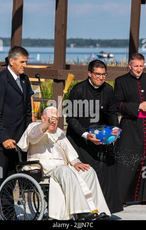 Alexis Cree Nation, Kanada. 26.. Juli 2022. Papst Franziskus segnet mit heiligem Wasser die Besucher, die an der Pilgerfahrt teilnehmen, am Lac St. Anne, auf der Alexis Cree Nation. Der Weg von Papst Franziskus der Heilung, der Versöhnung und der Hoffnung. Sein erster Akt bestand nicht darin, sich mit den Gläubigen zur Messe zu versammeln, sondern vielmehr darin, seine Kräfte zu sammeln, um diesen ersten Stopp zu machen, der die Bedeutung seiner Begegnung mit den First Nations, Métis und Inuit auf ihren traditionellen Territorien signalisiert, warum er nach Kanada gekommen ist. Kredit: SOPA Images Limited/Alamy Live Nachrichten Stockfoto