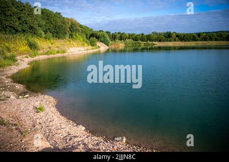 Porta Westfalica, Deutschland. 27.. Juli 2022. Blick in das Wasser des Schotterteiches, wo zwei Menschen am Sonntag (24.07.2022) aus ungeklärten Gründen beim Baden nicht an die Oberfläche konnten. Nach Angaben eines Feuerwehrsprechers sind einige Teile des Sees 30 Meter tief. Experten der Polizei werden nun mit einer Unterwassersonde nach den beiden Menschen suchen. Quelle: Lino Mirgeler/dpa/Lino Mirgeler/dpa/Alamy Live News Stockfoto