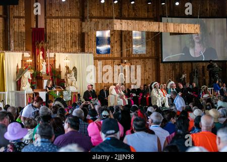 Alexis Cree Nation, Kanada. 26.. Juli 2022. Papst Franziskus führt die Liturgie des Wortes im St. Anne-Schrein am St. Anne-See auf der Alexis Cree Nation durch. Der Weg von Papst Franziskus der Heilung, der Versöhnung und der Hoffnung. Sein erster Akt bestand nicht darin, sich mit den Gläubigen zur Messe zu versammeln, sondern vielmehr darin, seine Kräfte zu sammeln, um diesen ersten Stopp zu machen, der die Bedeutung seiner Begegnung mit den First Nations, Métis und Inuit auf ihren traditionellen Territorien signalisiert, warum er nach Kanada gekommen ist. (Foto von Ron Palmer/SOPA Images/Sipa USA) Quelle: SIPA USA/Alamy Live News Stockfoto